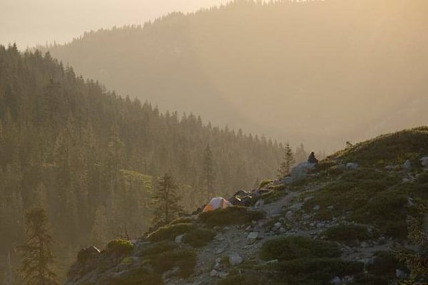 Découvrez les Meilleurs Spots de Camping Calme et Nature dans le Var pour une Escapade Paisible