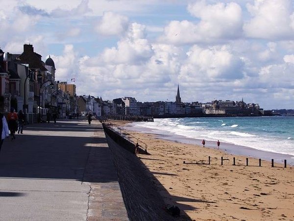 Economiser avec les campings abordables proches de Saint-Malo